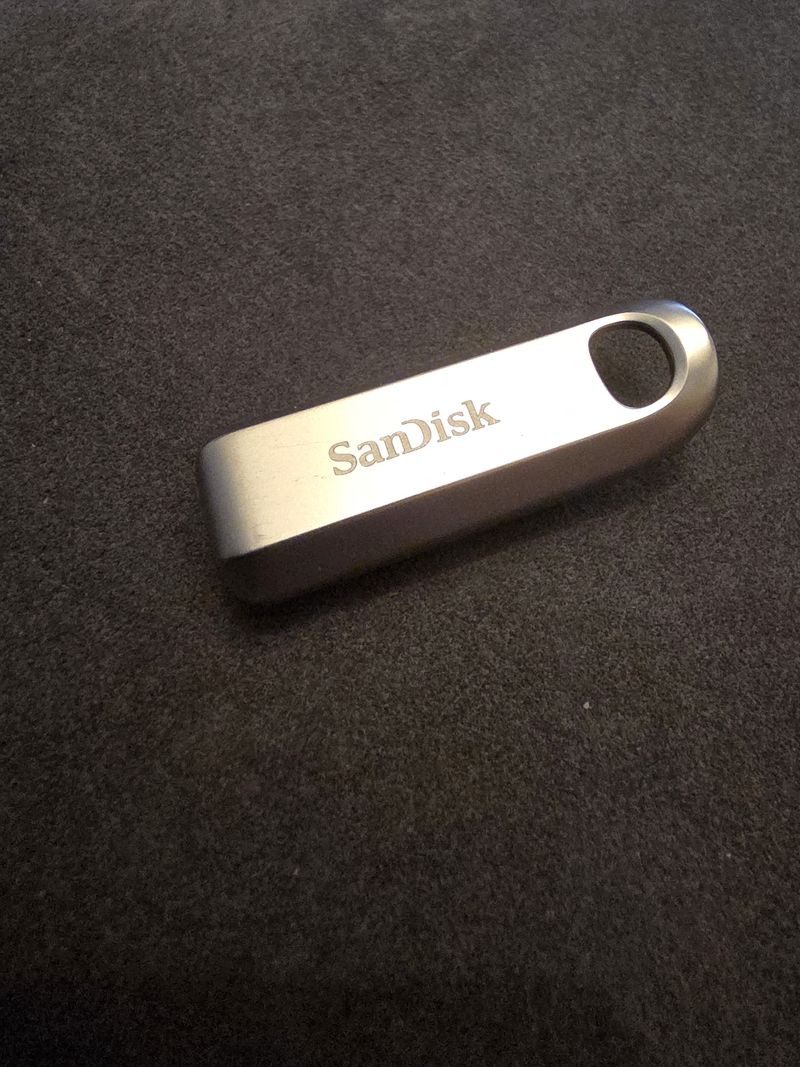 SanDisk USB stick used to back up the customer's files before the reset